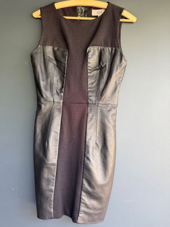 Schwarzes Kleid mit Ledereinsätzen IBANA, Gr. 36