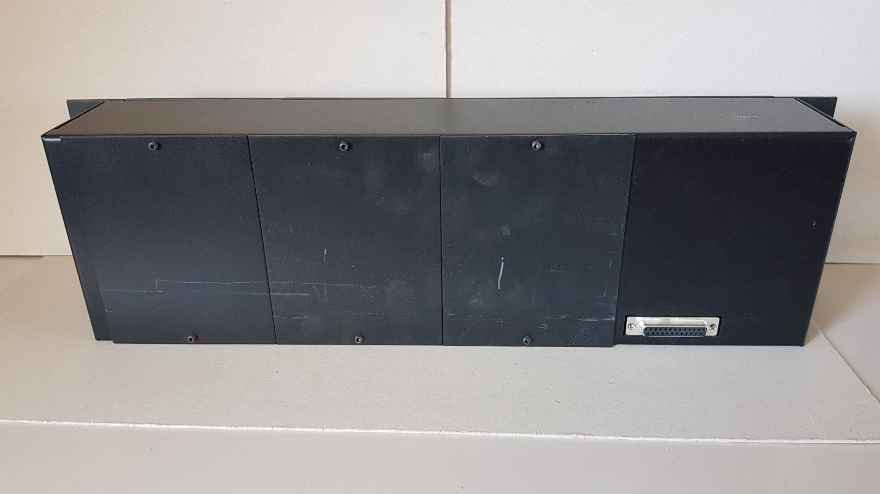 Supporti a parete: 19"-Audio Rack Element: AD/DA-Wandler – Usato da Frauenfeld venduto da Tozz 1