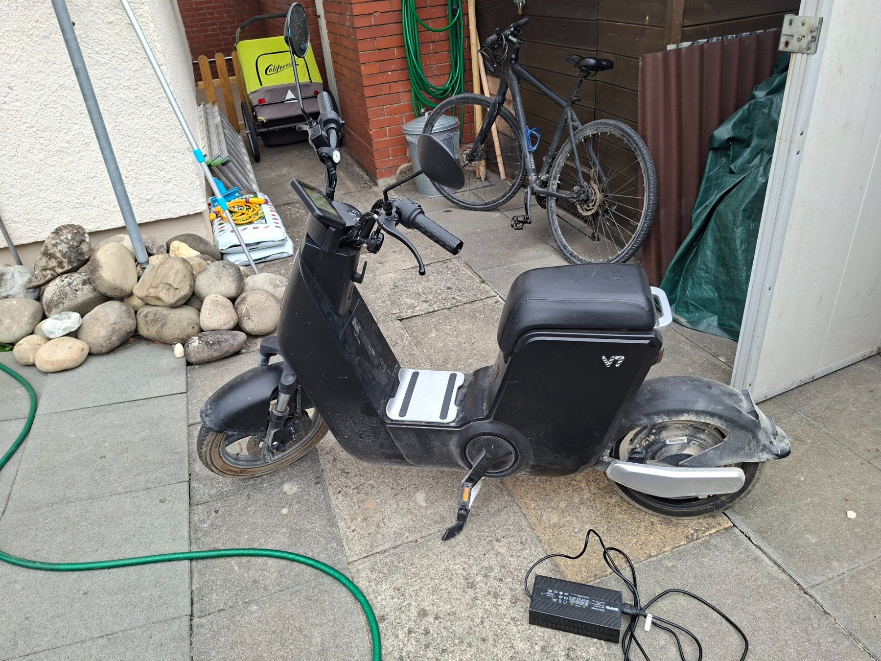 Yadea Scooter: E-Scooter Yadea Modell V7 schwarz – Usato da Turgi venduto da bin_8rlv
