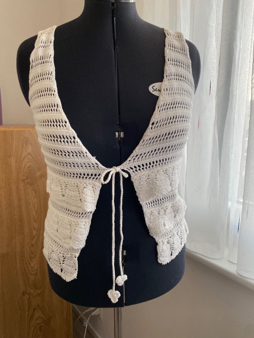 Tom Tailor Gilet & Giacche senza maniche: süsse Häkelweste von Tom Tailor weiss Grösse S – Nuovo (secondo la descrizione) da Hausen AG venduto da corinne_g 1