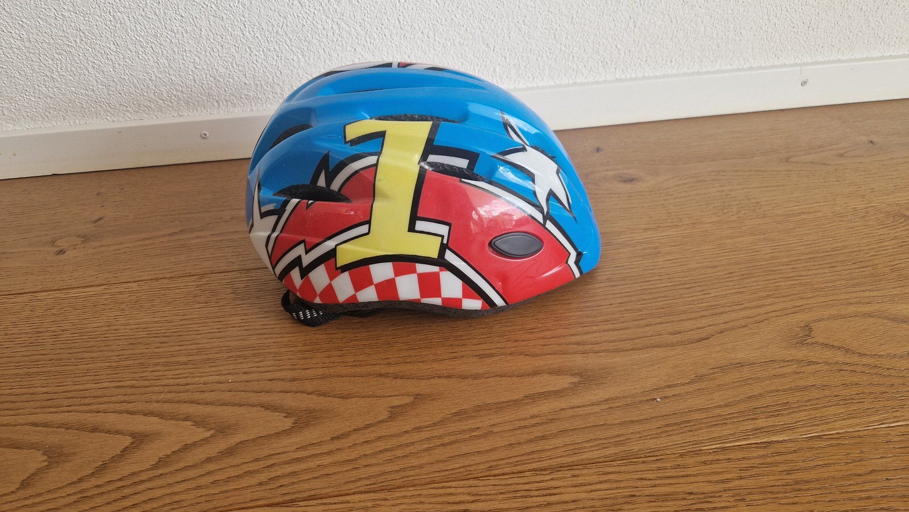 Helme: Kinderhelm, cooles Design, Grösse S – Gebraucht aus Forch von tepepan