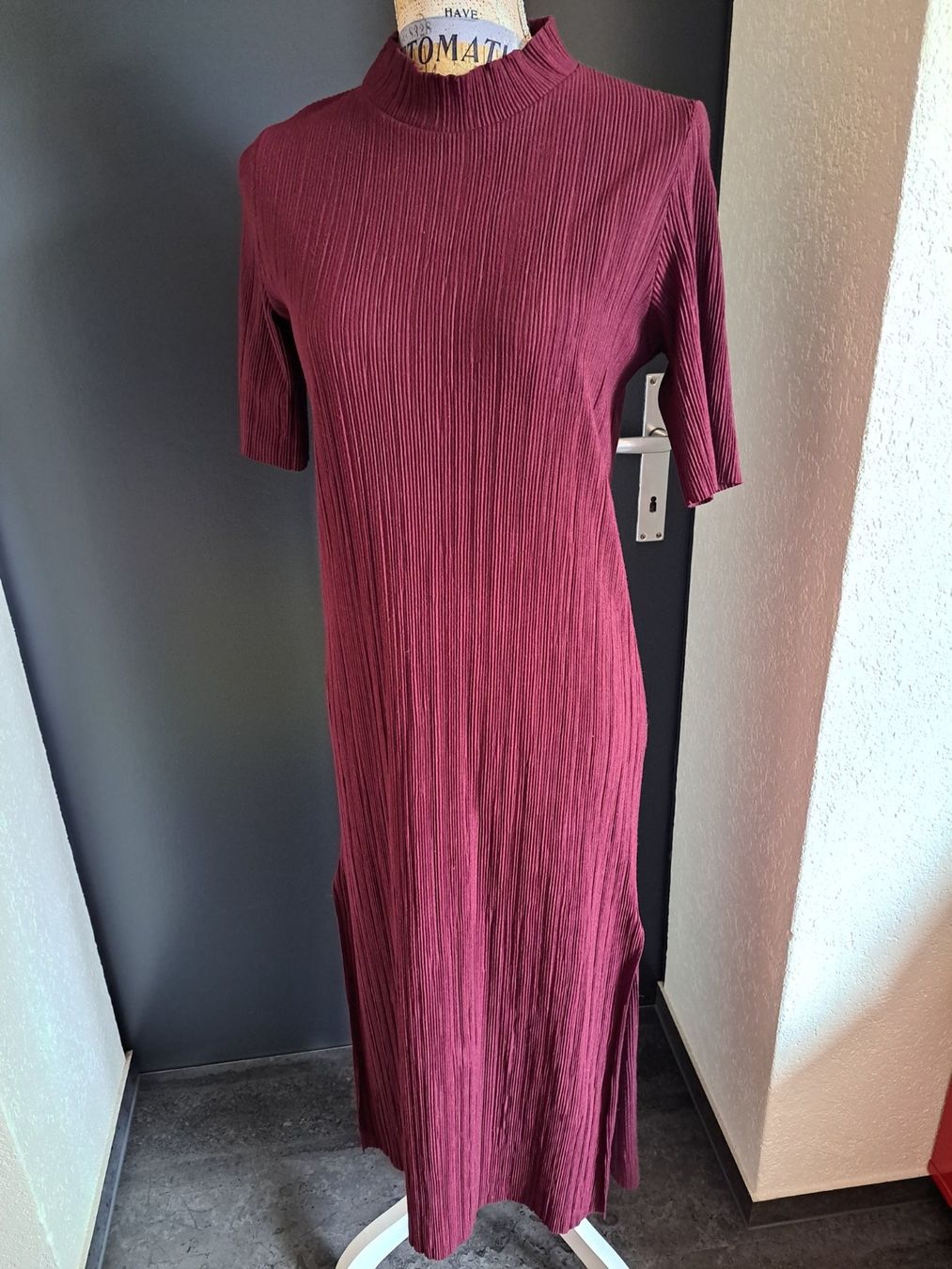 Kleider: Très belle robe unie – Gebraucht aus Courrendlin von Aheinza
