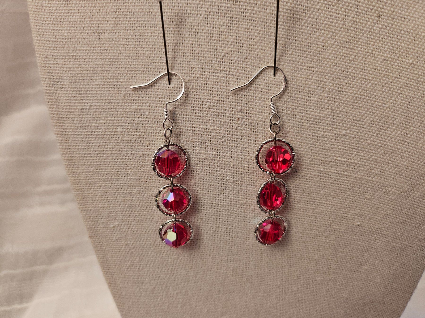 Orecchini pendenti & Orecchini a lobo: Ohrringe aus Swarovski Perlen Light Siam – Nuovo (secondo la descrizione) da Dietikon venduto da Eleda