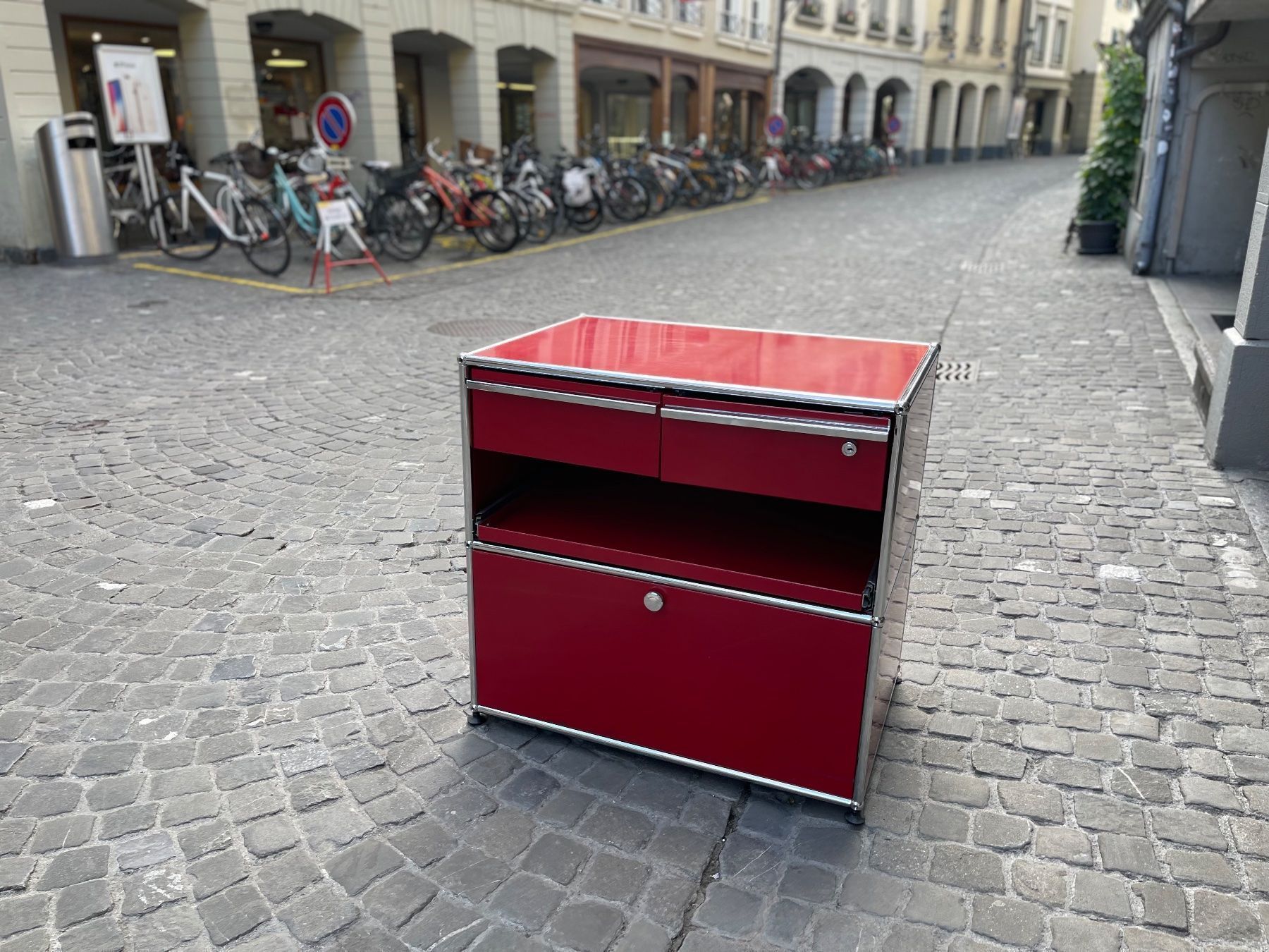 USM Cassettiere: USM Sideboard Rot Lieferung Gratis – Usato da Thun venduto da Thuno6 1