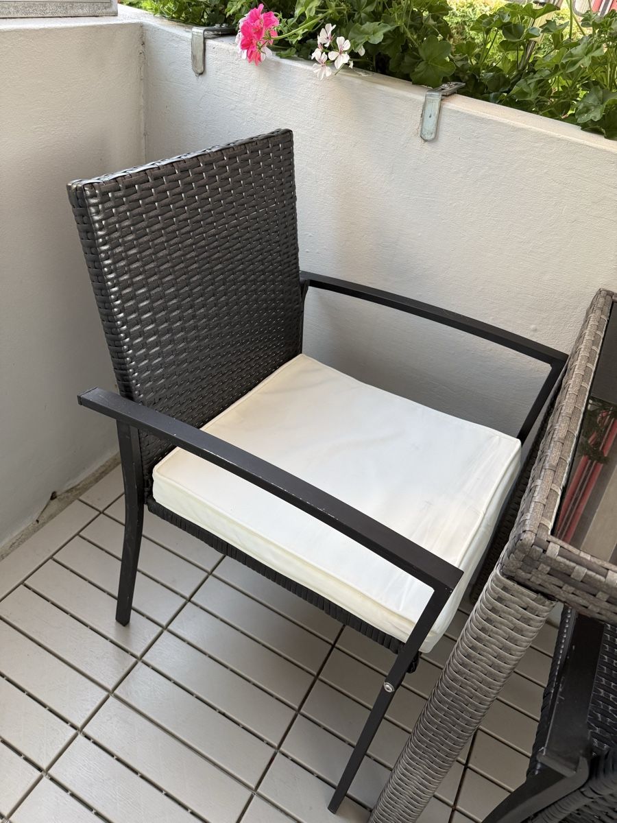 Set di tavolo e panche: Balkon Set Tisch mit vier Stühle – Usato da Dietikon venduto da Saram46 3