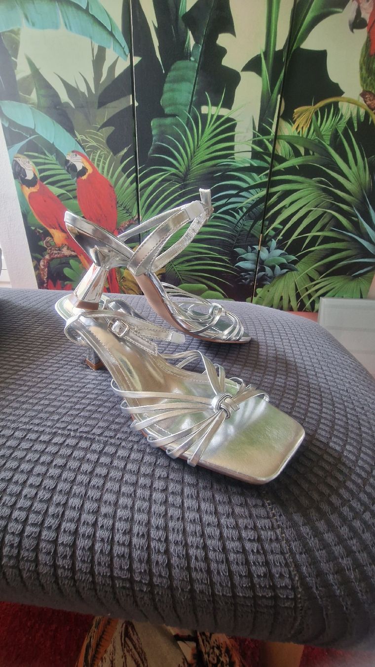 Damenschuhe: Silberne Sandalen, Grösse 37 – Neu und originalverpackt aus Wald ZH von Cjp