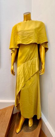 Elegantes, senffarbenes Abendkleid mit Schultercape – Gr. 36