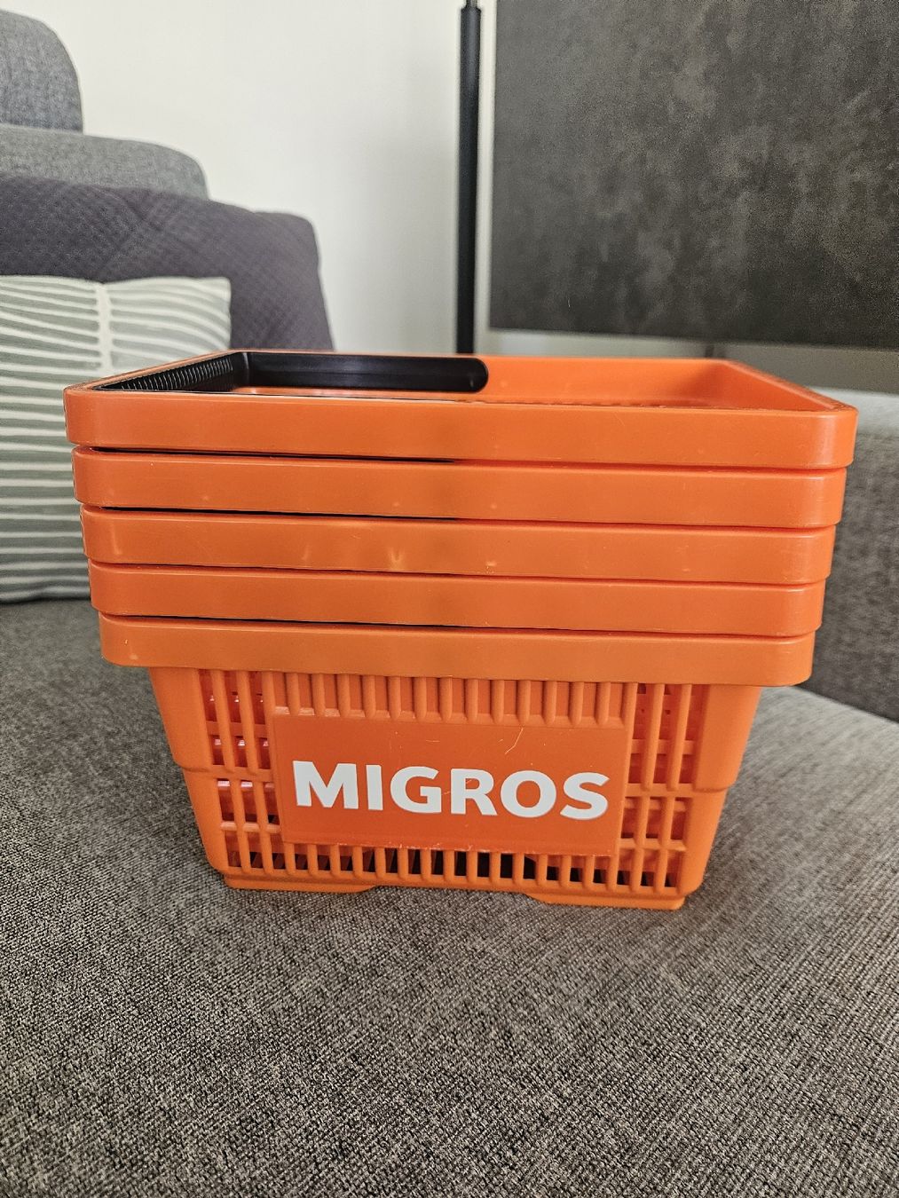 Migros Giocattoli: Migros Kinder-Einkaufskörbe orange 5 Stk. – Usato da Cham venduto da Fischli84 1