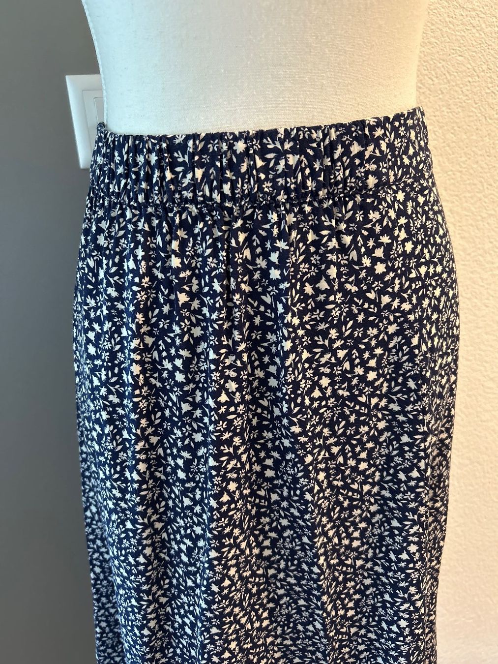 C&A Jupes: Maxi Rock dunkelblau Blumenmuster von C&A – D'occasion à Brunnen par Nala2929 2