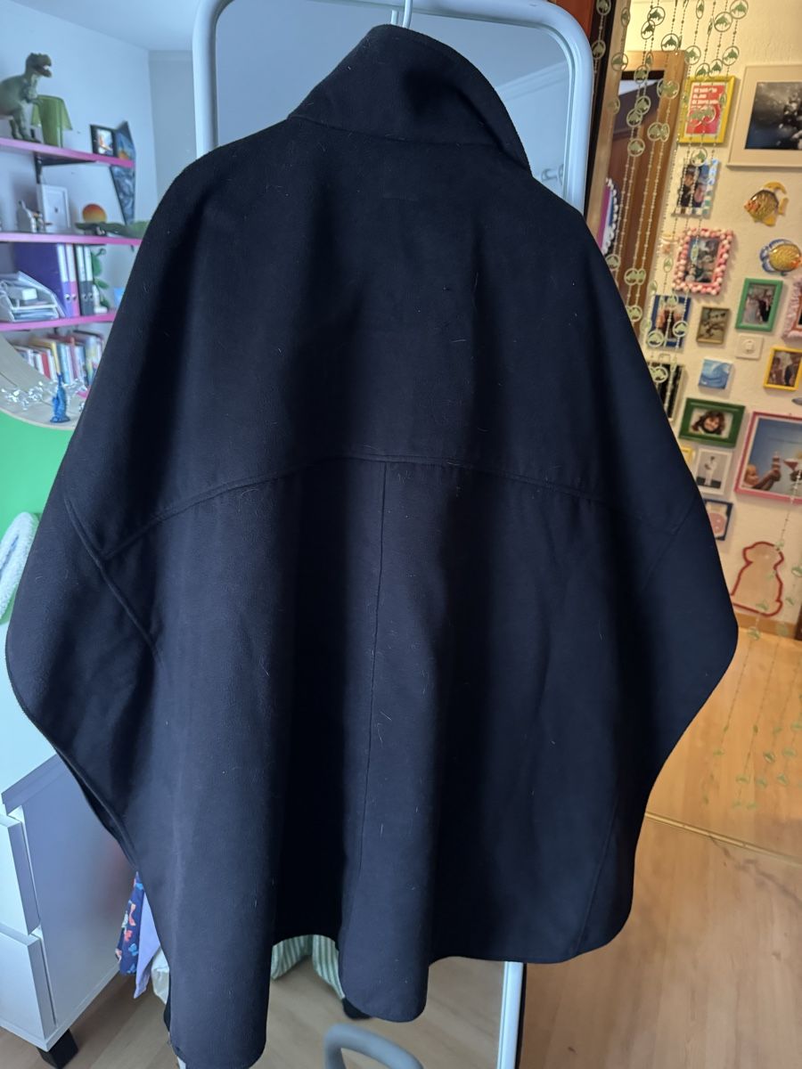 H&M Altro in  Abbigliamento & Accessori: Cape schwarz H&M – Usato da Buochs venduto da nik_r7gm 2