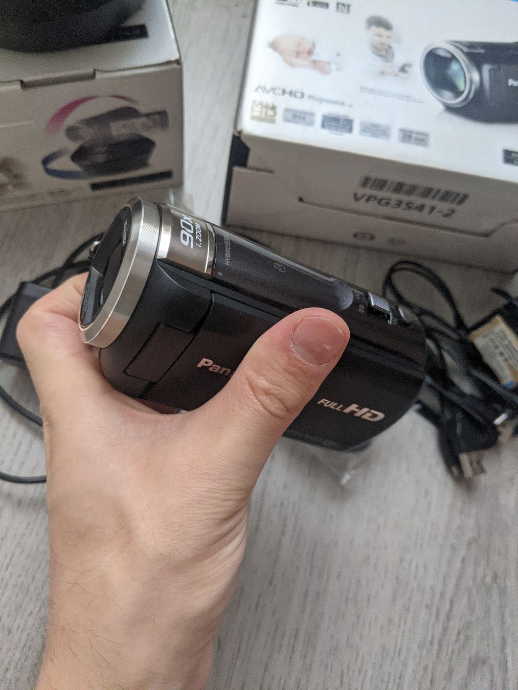 Panasonic Videocamere: Panasonic video camera HC-V550 and VW-CTR1 cradle – Usato da Orbe venduto da NorthMost 3