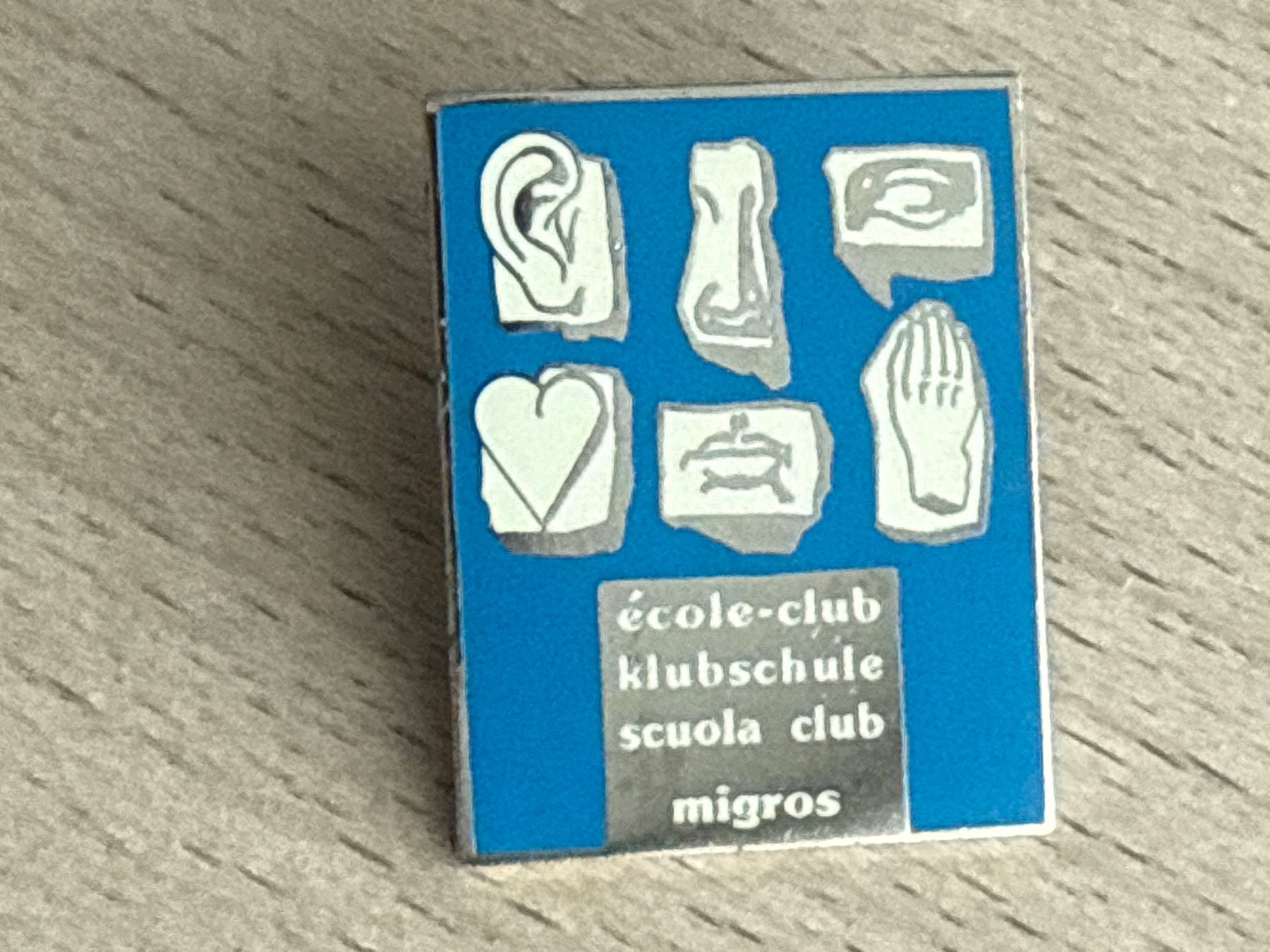 Plaquettes & Badges: Pin Migros Klubschule – D'occasion à Glattbrugg par Schweigmatt