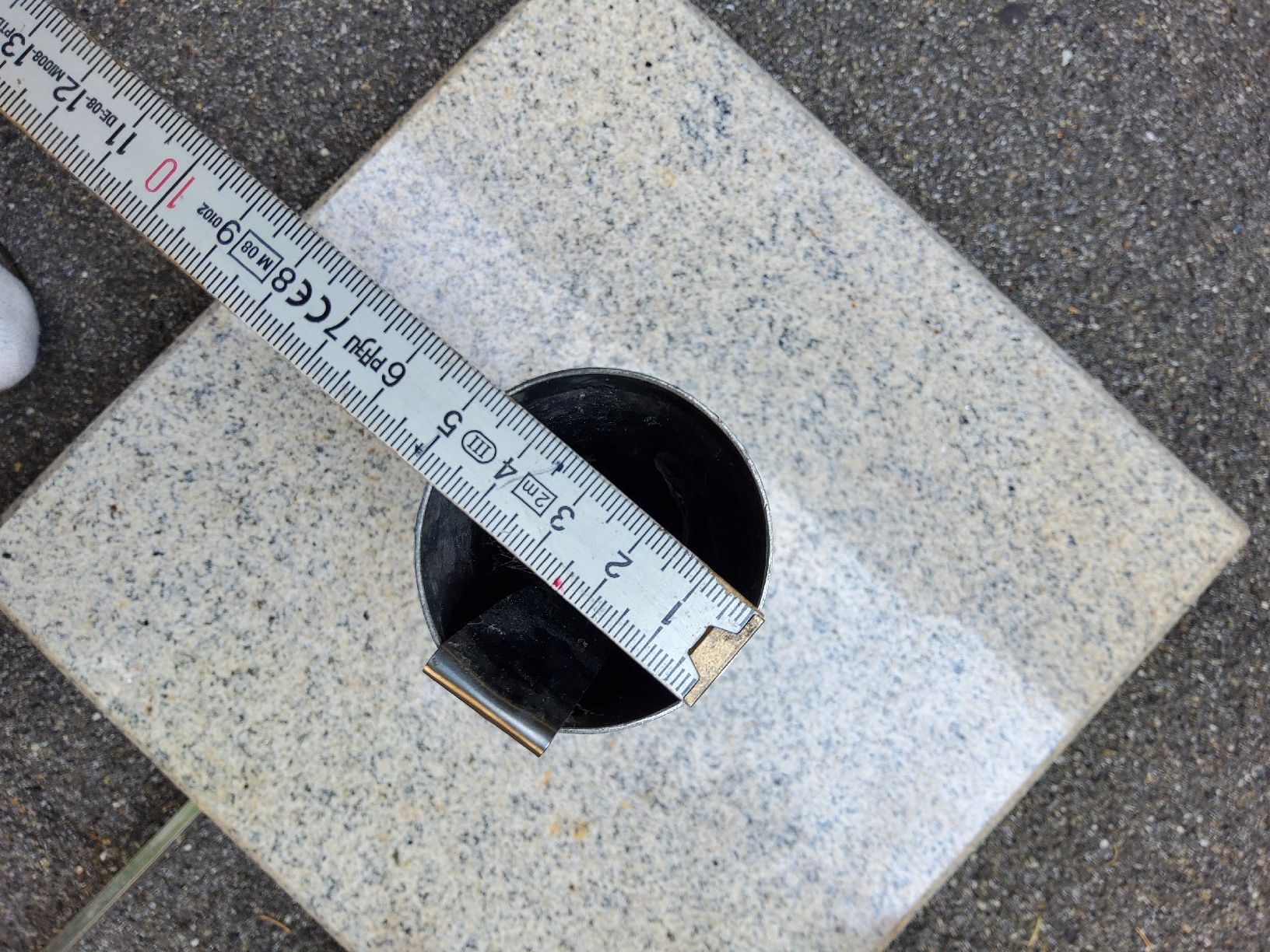Altro: Granit-Schirmständer 30 kg mit Rollen & Zuggriff – Usato da Winterthur venduto da eob_fw5j 5