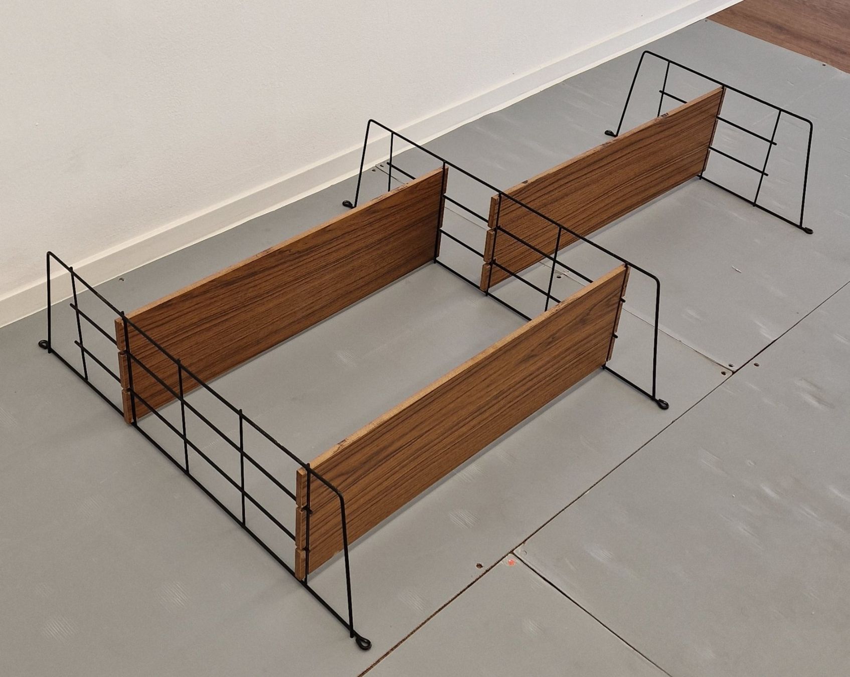 Scaffali: MCM Vintage Design, 2x Stringregal, Metall, HDF, 1960er – Usato da St. Gallen venduto da chambredirecte 1