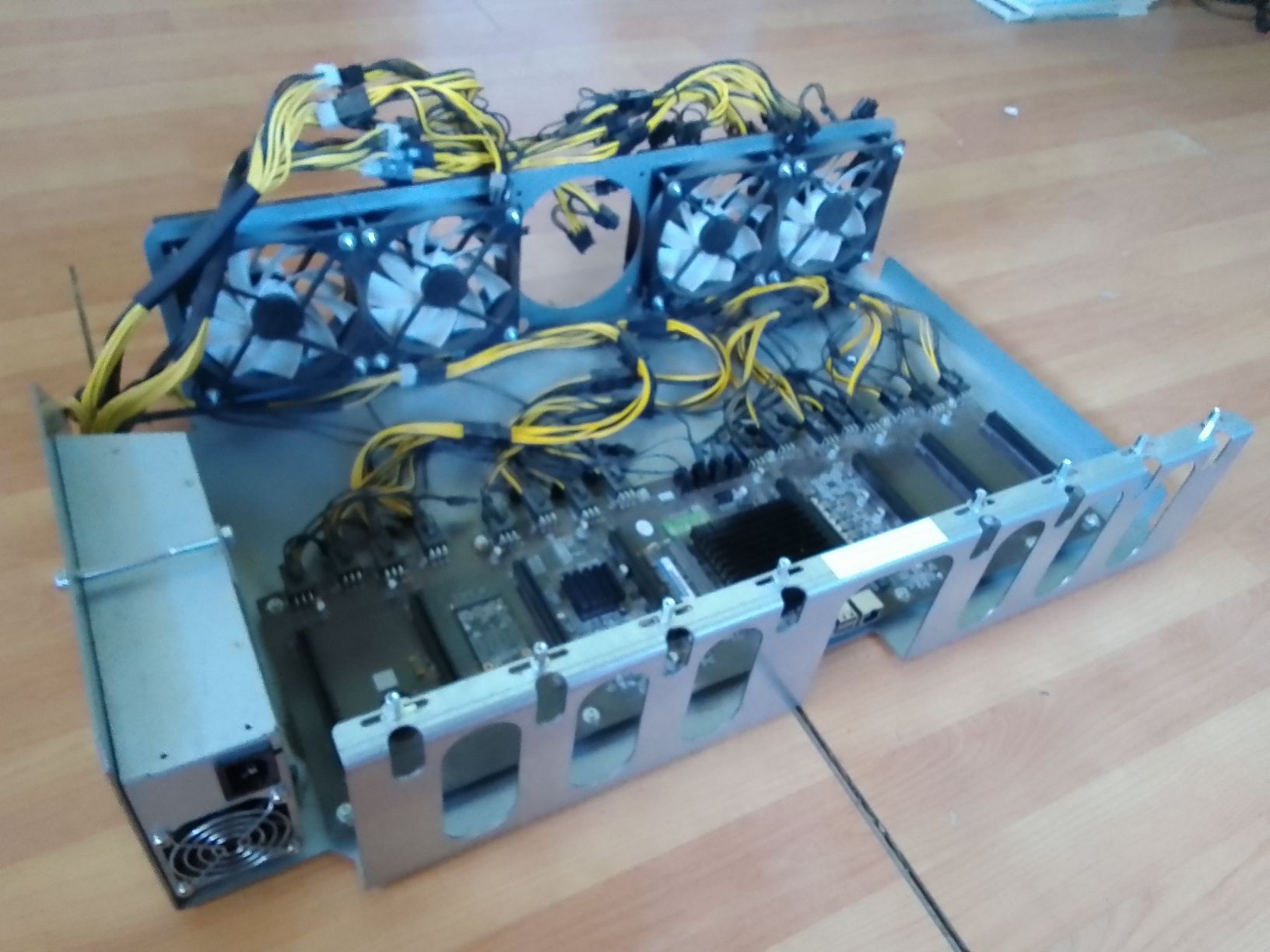 Custodie: Eclipse Mining Case+PSU+Motherboard+SSD+Ram+8xFan – Usato da Ebmatingen venduto da swiss.canadian 1