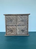 Aufbewahrungsbox mit kleinen Schubladen