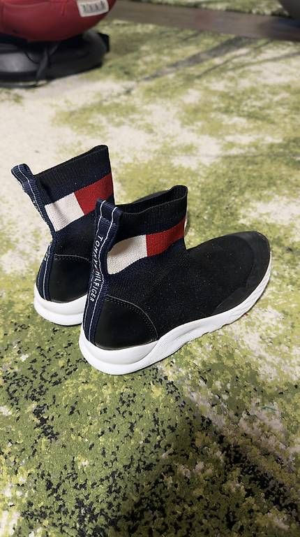Schuhe für Jungen: Tommy Hilfiger Sneaker  Grösse 35 – Gebraucht aus Pratteln von mer_lkt6 1