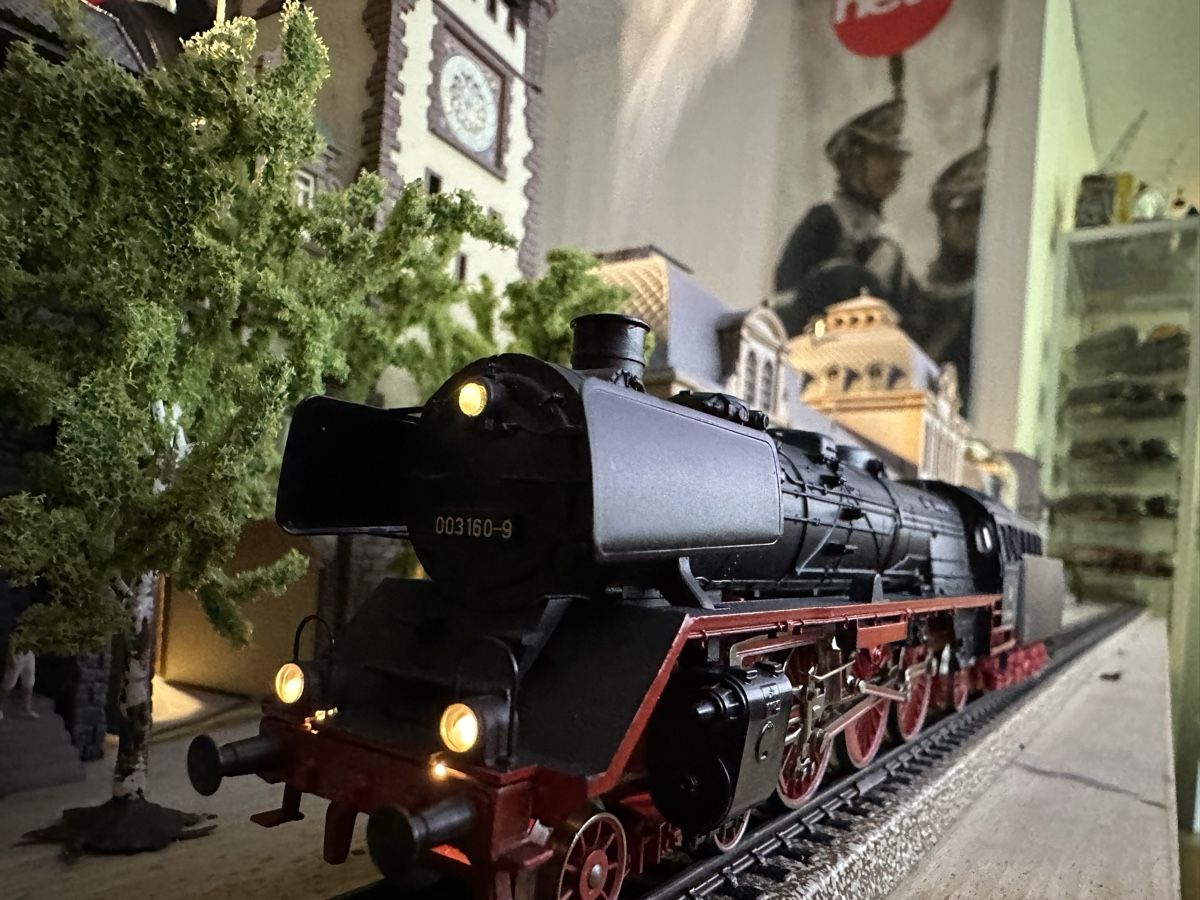 Märklin Trains électriques: Märklin 3085 DB BR 03 mit Dampfgenerator – D'occasion à Lupsingen par New-Haven
