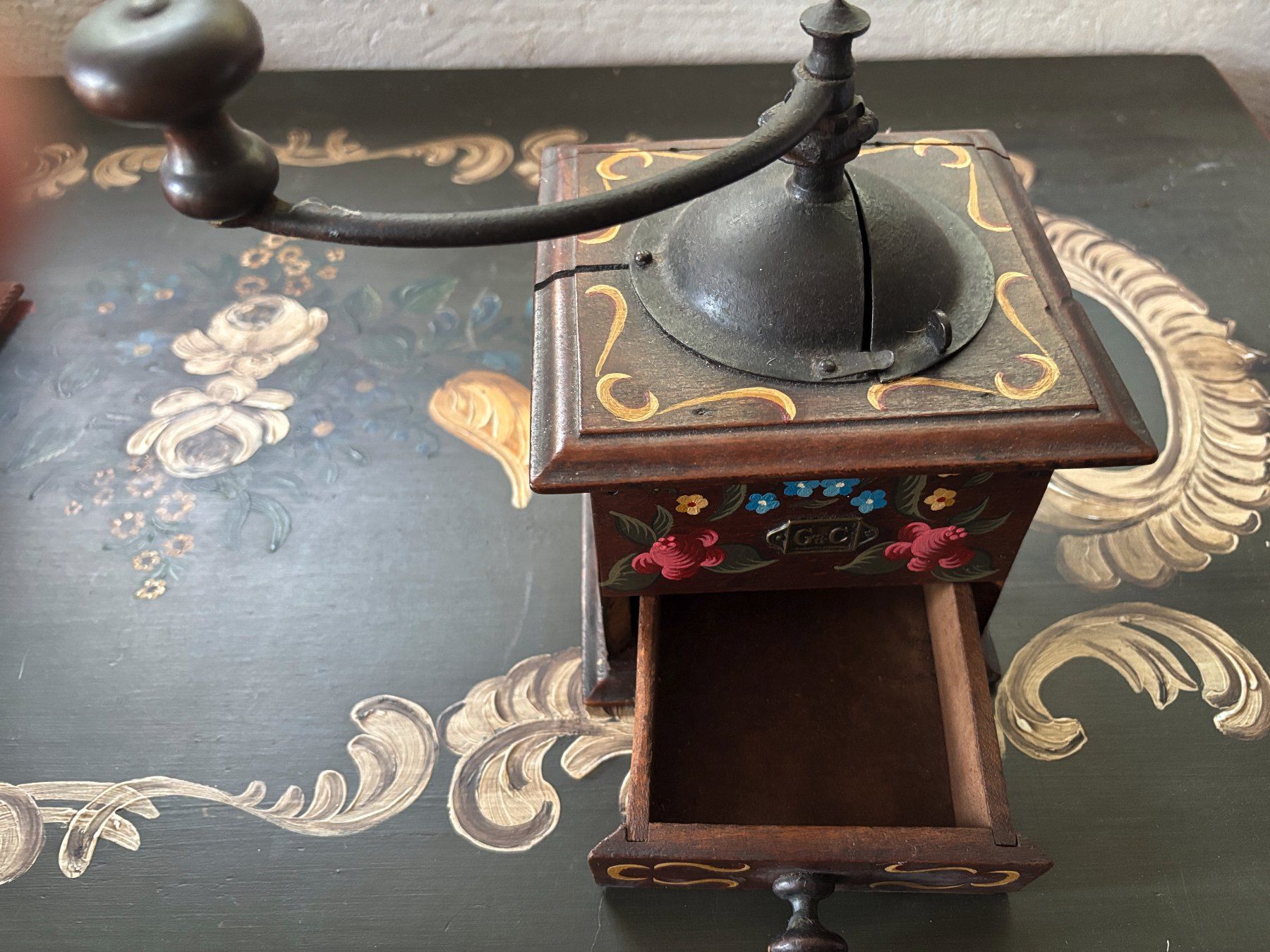 Tutte le decorazioni: Alte, handbemalte Kaffeemühle – Usato da Uitikon Waldegg venduto da Mrost 2