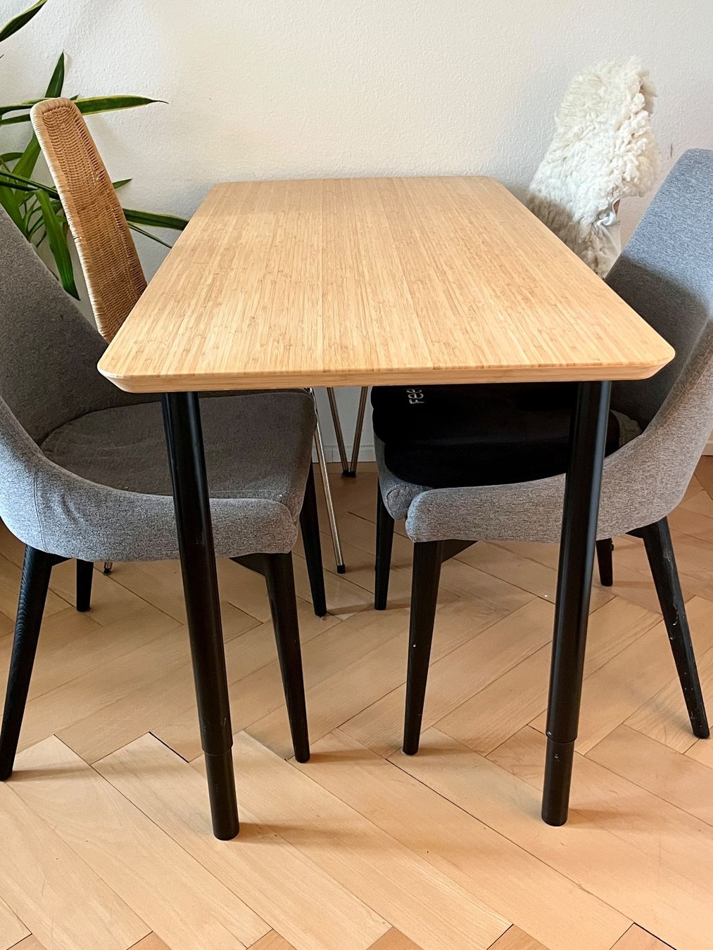 Ikea Schreibtische: Höhenverstellbarer Schreibtisch – Gebraucht aus Zürich von lai_d6hn