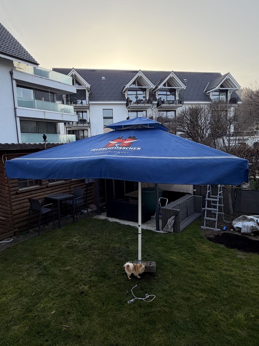 Feldschlösschen Ombrelloni: Grosser Sonnenschirm Feldschlösschen – Usato da Studen BE venduto da FLURIBOY1
