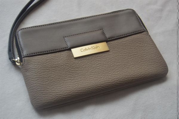 Calvin Klein Portafogli: Portefeuille  Calvin Klein- zippé – Usato da Collonges venduto da Auganien 1