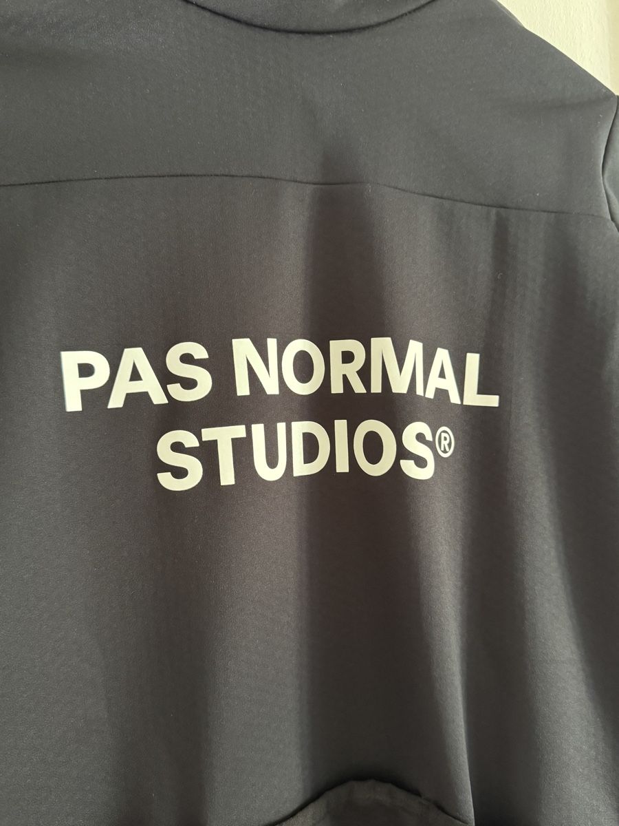 Pas Normal Studios Canottiere & Pantaloni: Pas Normal Studios - Essential Thermal Long Sleeve Jersey – Usato da Diesse venduto da second_life 3