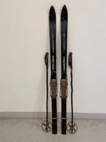 Ski (K 20), Deko Holzski von ca. 1940 mit Stöcken