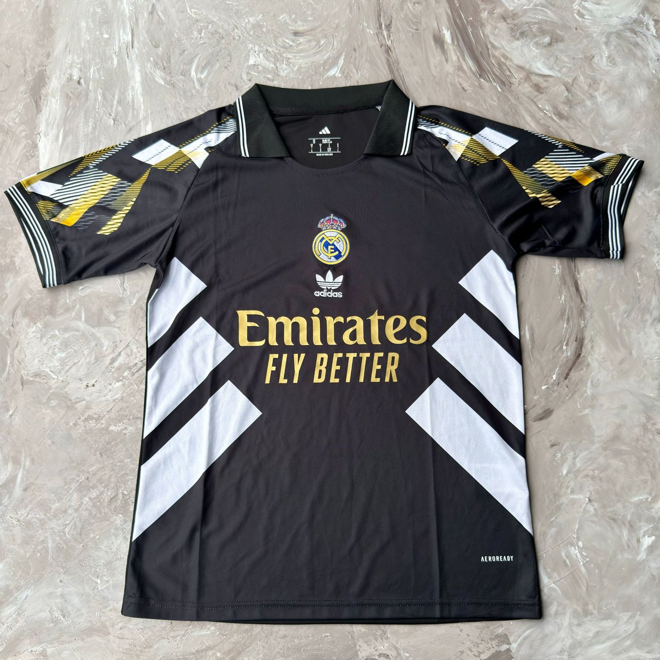 Canottiere & Pantaloni: Maillot Real Madrid Noir & Or – Usato da Thônex venduto da Suisse.Shopping