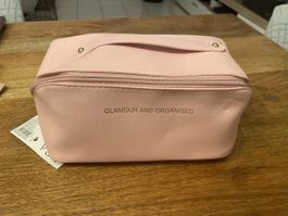 Trousse de maquillage rose pastel, idéale pour l'été!