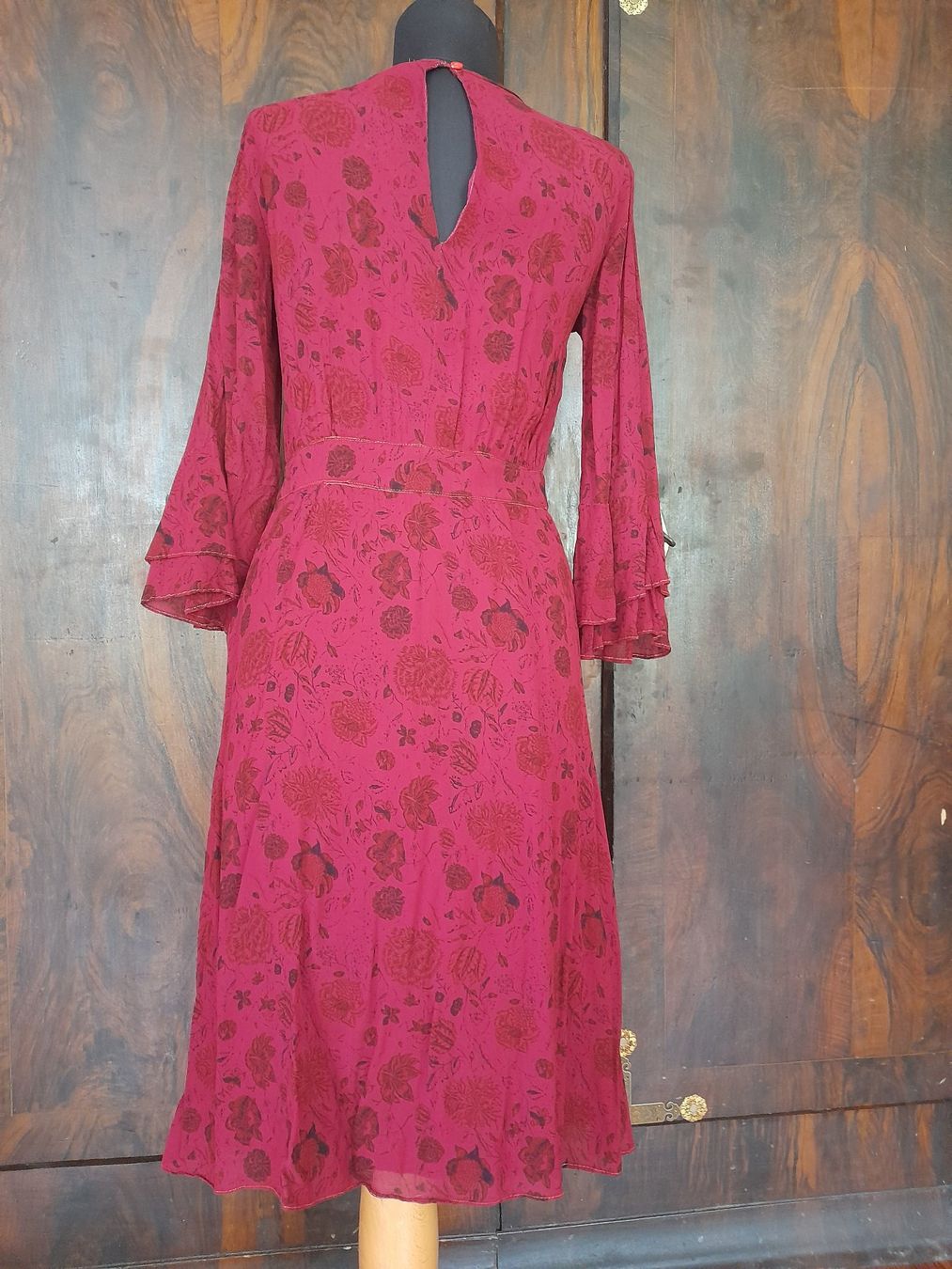 Vestiti: Viscose kleid . S . wunderschöner Stoff . – Usato da Leuggelbach venduto da schmetterlings-fee 2