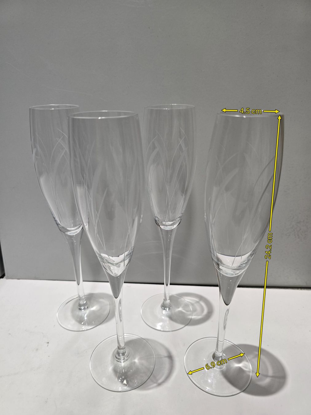 Bicchieri: 4 elegante Vintage Sektkelche mit Wirbeldesign – Usato da Zofingen venduto da Loop_ReSale 2