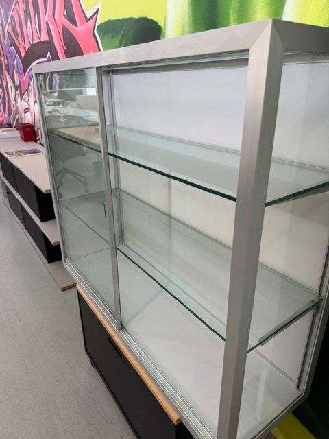 Vetrine: Glasvitrine mit Schiebetüren – Usato da Zollikofen venduto da OberliAG 3