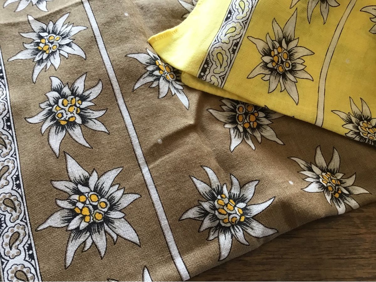 Foulards, Tücher & Schals: 2 Glarnertüechli, neu, braun und gelb. – Neu (gemäss Beschreibung) aus Oberdorf NW von Walenstock01 2