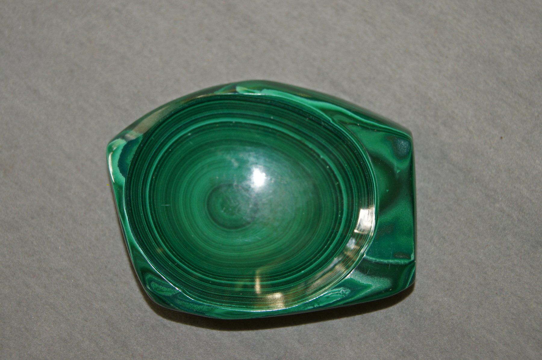 Minerali & Pietre curative: Zauberhafte Malachit-Schale mit Ei – Usato da Geroldswil venduto da ARTEFACTO 2