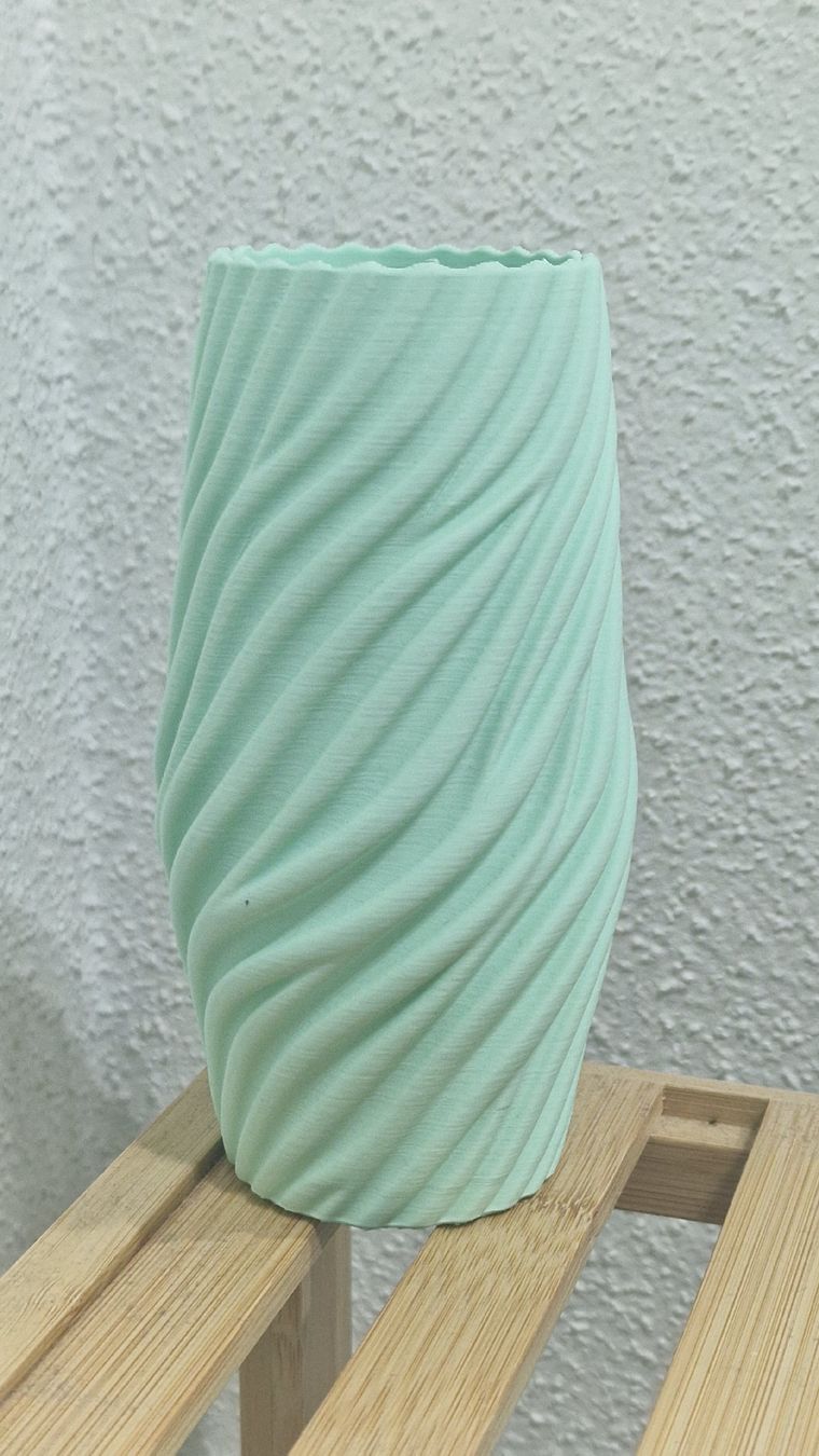 Toutes les décorations: Mint green vase modern design twisted pattern 3D print – Neuf (Voir description) à Basel par mar_jfl8 1