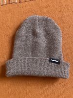 Warme Strickmuetze mit Schnauz-Logo
