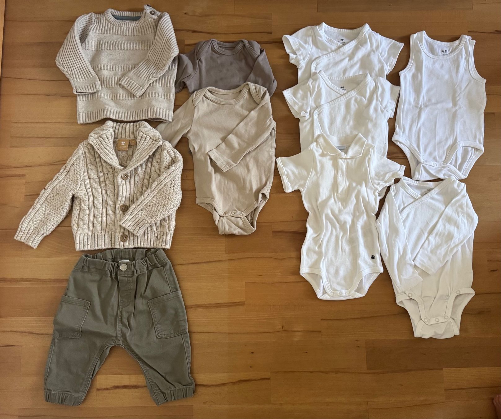 Lotti & Set di vestiti: Neutrales Babyoutfit Gr. 68/74 – Usato da Volketswil venduto da mei_myy5