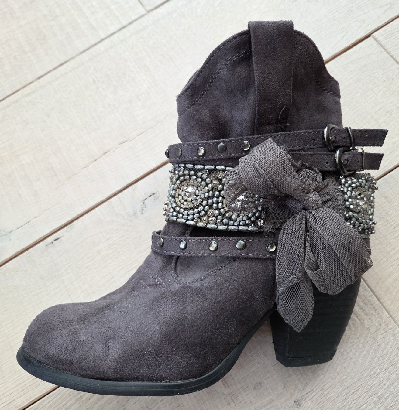 Scarpe da donna: Graue Wildleder-Stiefeletten, Gr. 37 – Usato da Hofstetten BE venduto da lis_tlt6