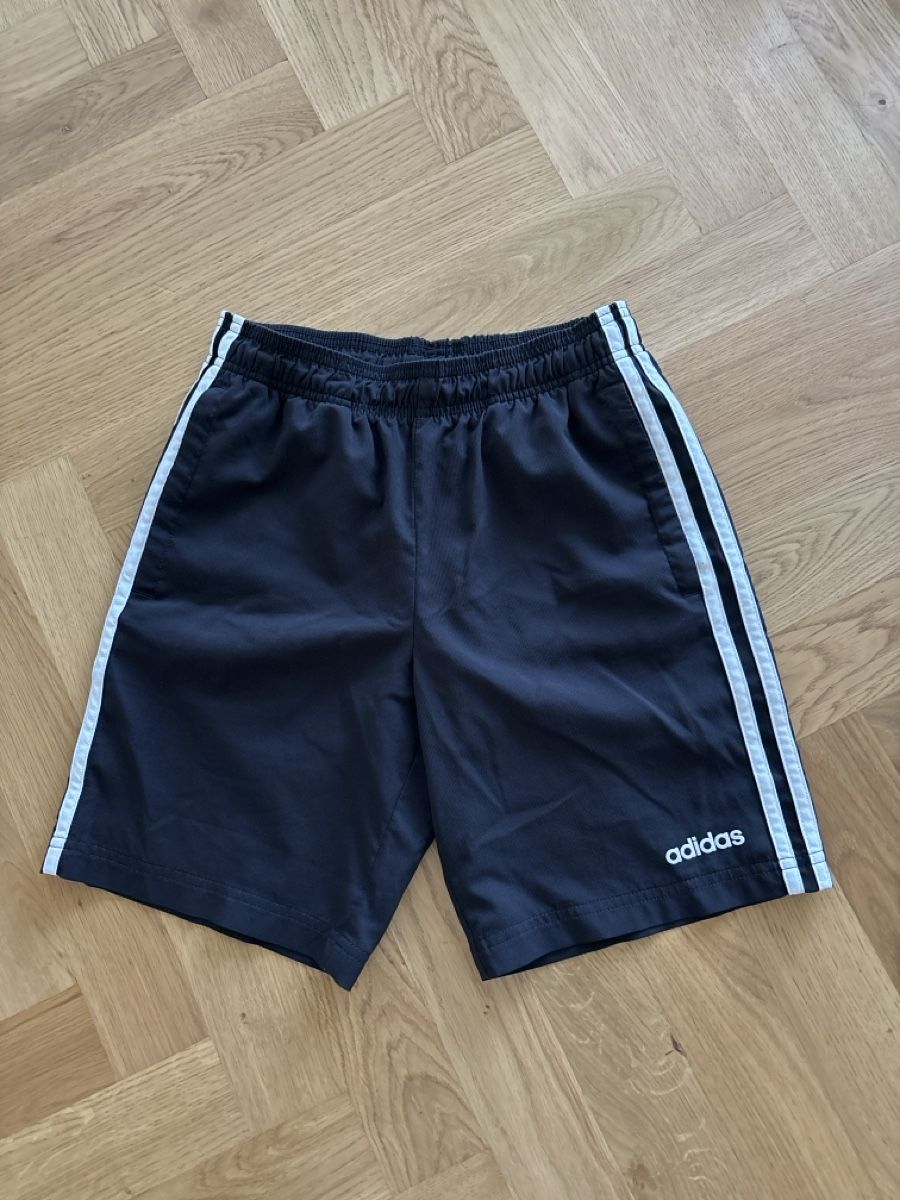 Adidas Pantaloni: Adidas Sporthose, Grösse 152 – Usato da Wohlen AG venduto da Michi761