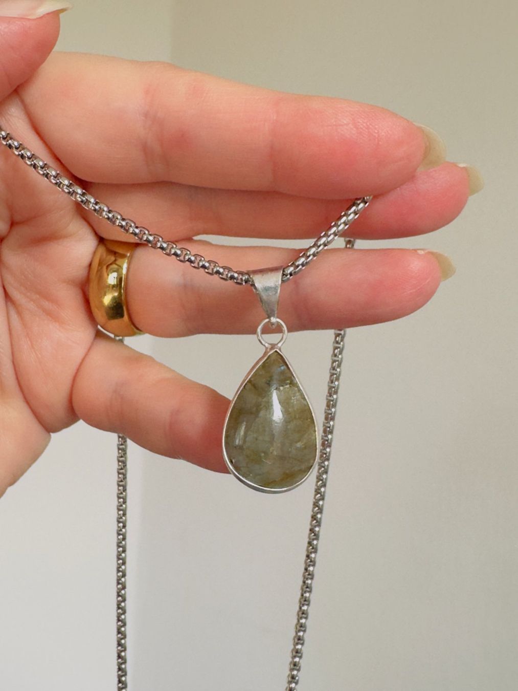 Ketten: Fashionable labradorite necklace – Neu und originalverpackt aus Genève von AGBERG 8
