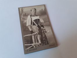 SCHWIIZER FRAU DAZUMAL - e JUNGI i TRACHT - HUTTWIL