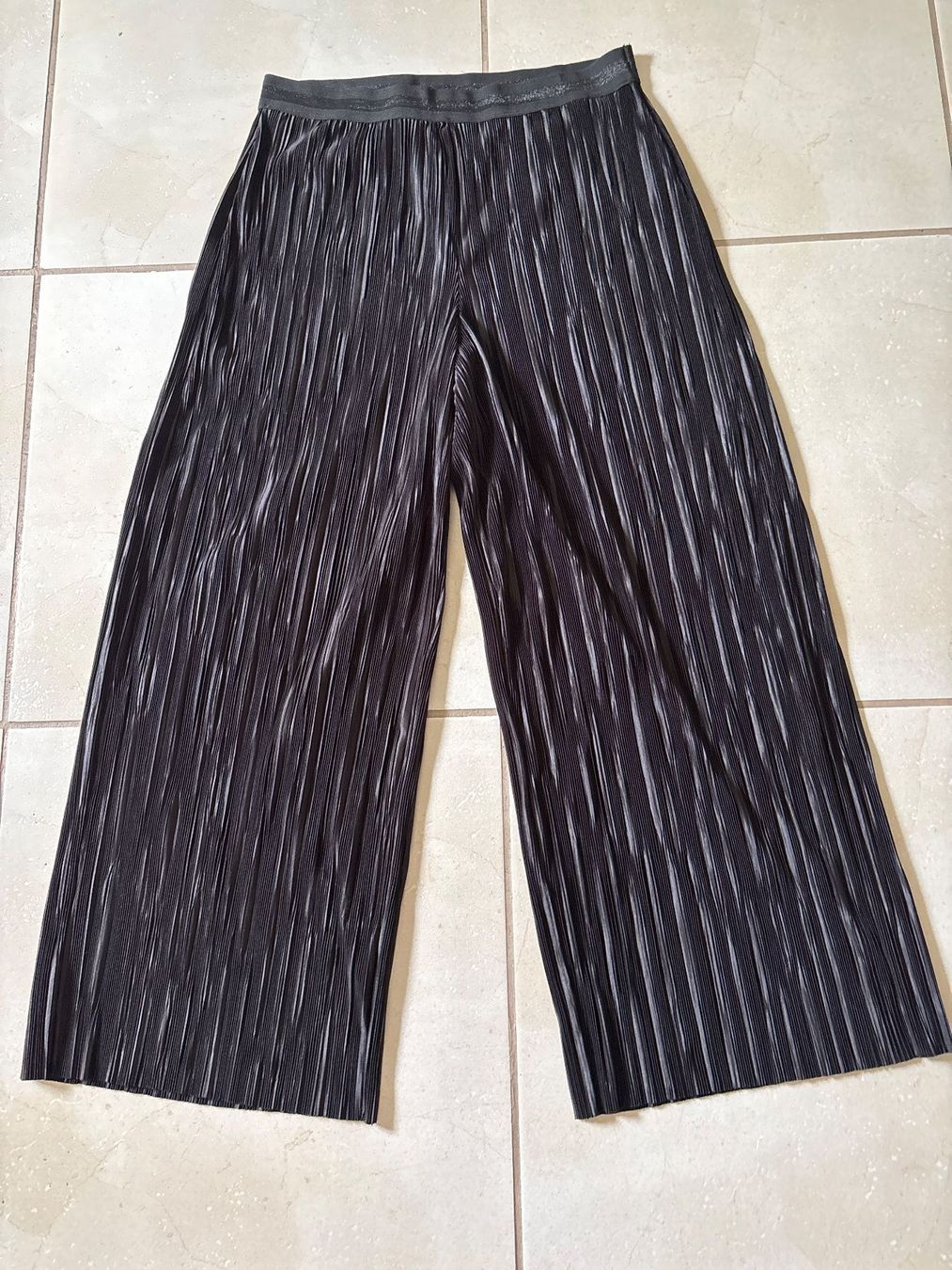 Esprit Pantaloni: Culotte-Hose ESPRIT schwarz, Grösse L - NEU – Nuovo e nell'imballaggio originale da Pfaffhausen venduto da frickda