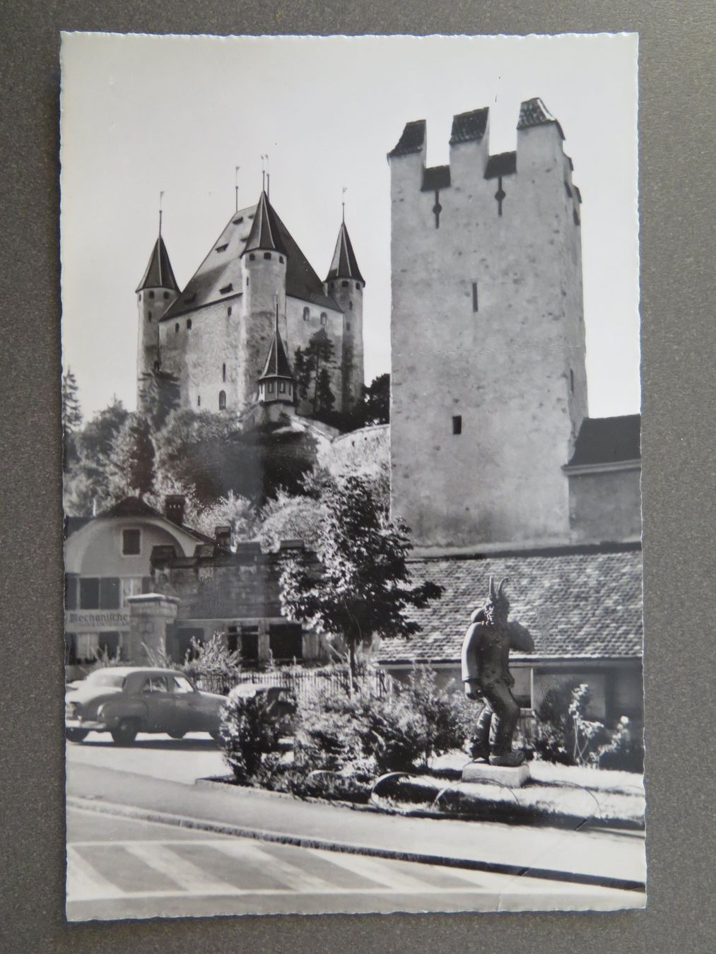 Cartoline postali: THUN - SCHLOSS MIT FULEHUND-STATUE – Usato da Wittenbach venduto da lipasal