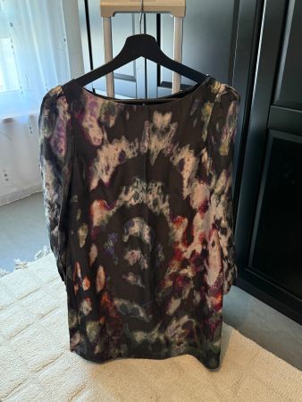 Ein Set von Kleidungsstücken, von einem Kleid bis zu Jeans