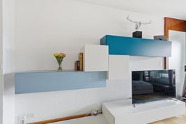 Modulare TV-Wohnwand mit Stauraum – Weiss & Blau