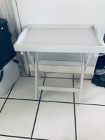 Schöner, kleiner, hellgrauer Klapptisch mit Tablett.