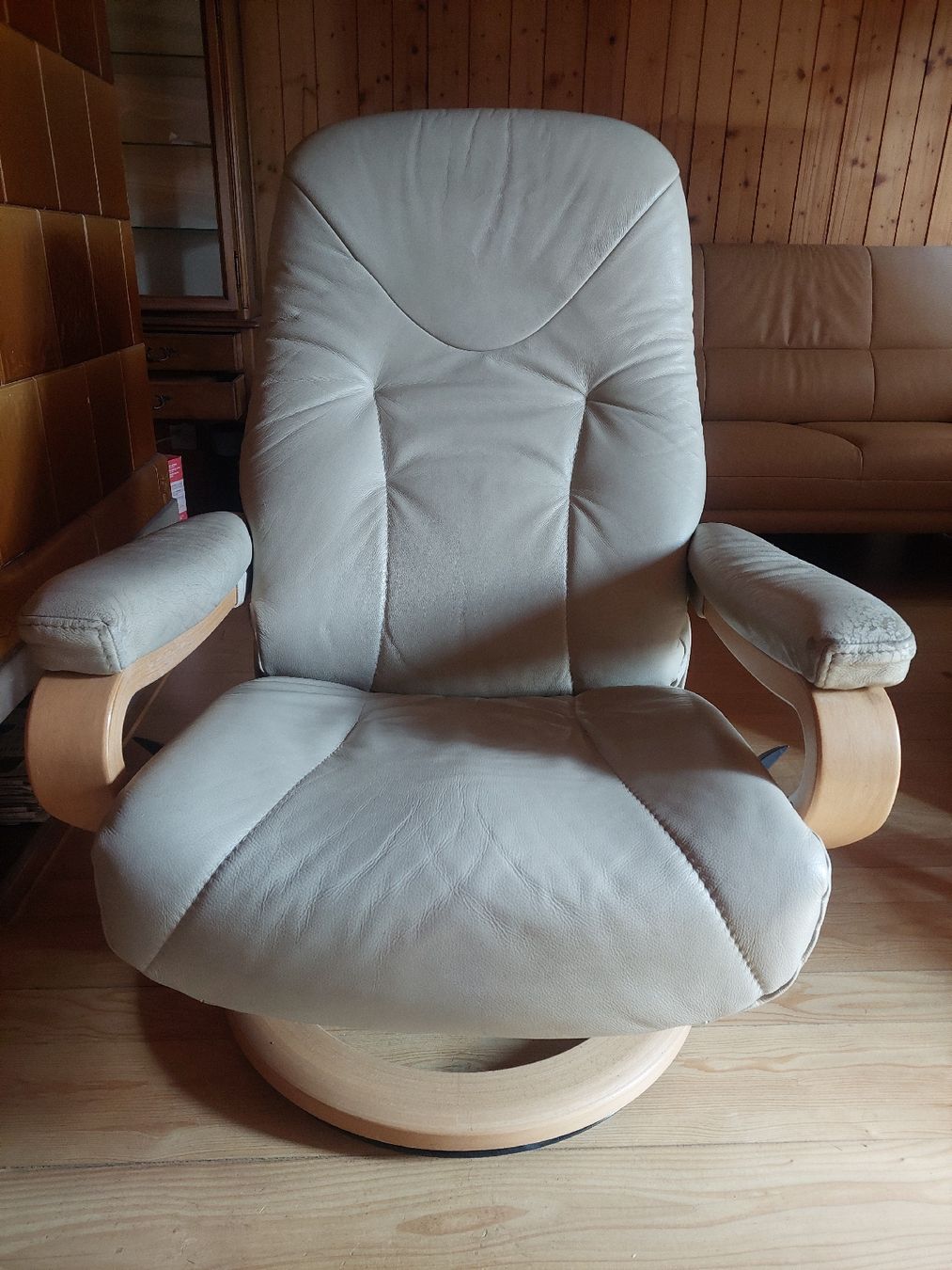 Himolla Poltrone: Sessel mit Hocker Leder beige abgenutzt Zustand – Usato da Stallikon venduto da Chacana 1