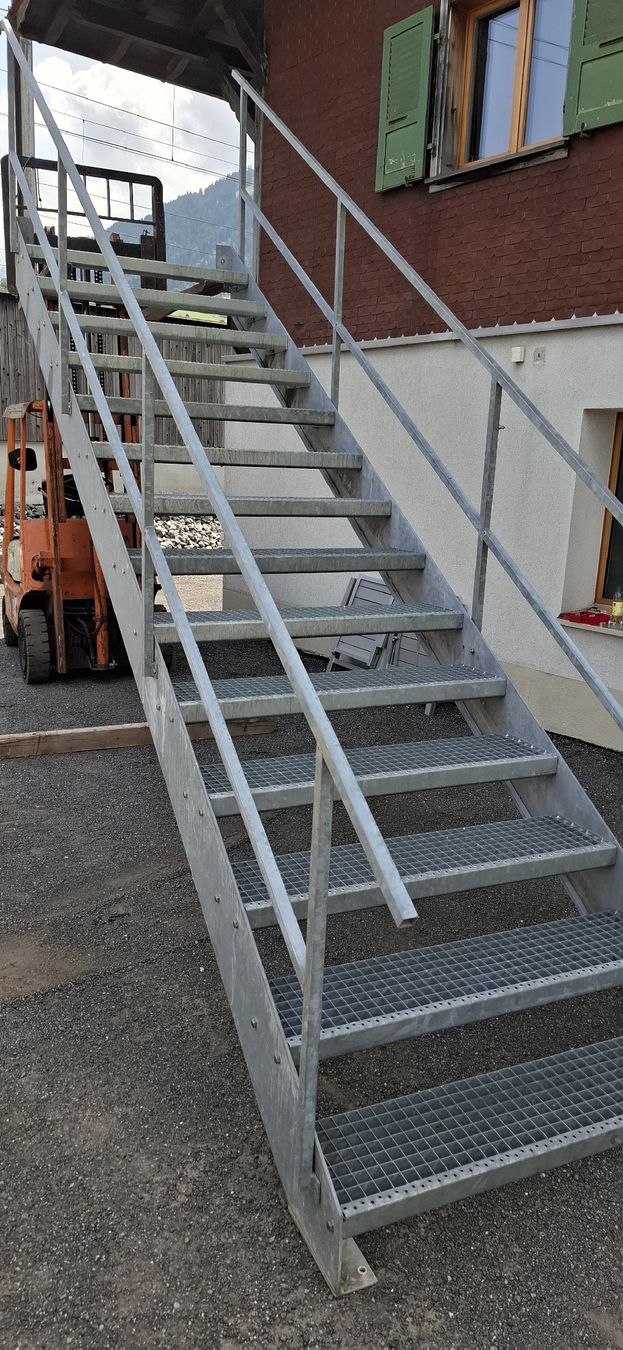 Scale: Treppe verzinkt mit Geländer – Usato da Reichenbach i. K. venduto da Wskorpion 2