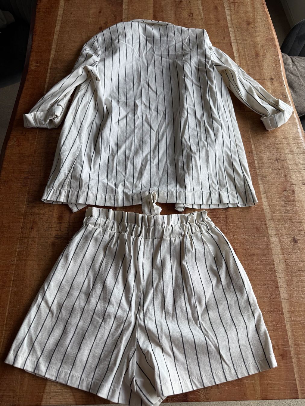 Bershka Completi & Tailleur: Zweiteiler mit Blazer und Shorts – Usato da Rain venduto da Trusso 1